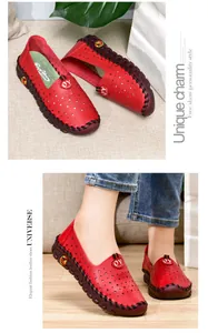 Detalle de sandalias planas de cuero rojo calado con costura artesanal y suela de goma