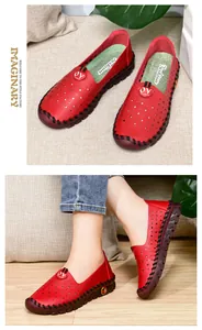 Detalle de zapatos planos de cuero rojo con calados de estrella y suela de goma duradera