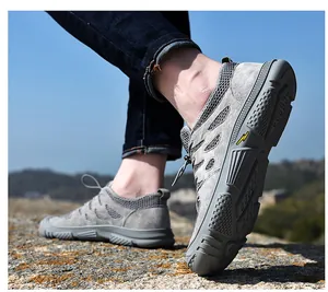 Detailansicht der grauen Wanderschuhe mit Mesh-Einsätzen und Schnellverschluss-System