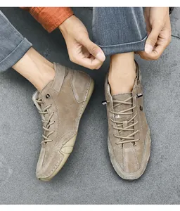Detailweergave van de kaki suède hoge vrijetijdsschoenen met stiksels en veters