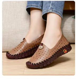 Detalle de zapatos casuales de cuero marrón calados con patrones de estrellas y suela de goma gruesa