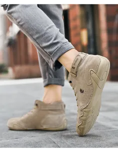 Outdoor opname van heren hoge casual schoenen van kaki suède met rubberen zool