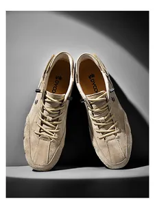 Detail van kaki suède sneakers met elastisch trekkoord en premium gestikte neuskap