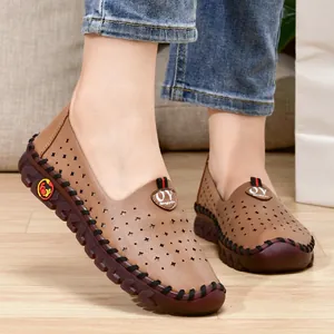 Mocasines de cuero marrón con perforaciones de estrella y suela de goma gruesa