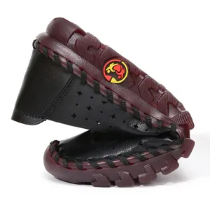 Mocasines flexibles de cuero negro para mujer con perforaciones y suela roja suave