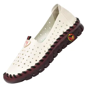 Mocasines beige de mujer con perforaciones de estrella y suela flexible color granate