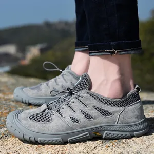 Chaussures de randonnée aquatique grises pour hommes avec maille respirante sur rochers