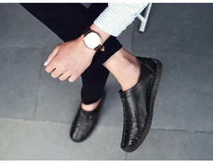 Gros plan de mocassins en cuir noir pour hommes avec coutures faites à la main