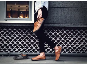 Gros plan sur les détails cousus main des mocassins classiques en cuir marron et noir