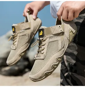 Dettaglio della tomaia in mesh kaki traspirante e camoscio con lacci elastici rapidi