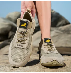 Dettaglio della scarpa da trekking kaki in mesh con inserti in pelle e lacci rapidi