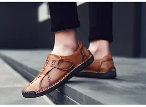 Détail de chaussures décontractées en cuir marron avec velcro et semelle en gomme