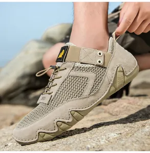 Dettaglio della tomaia in rete traspirante e punta protettiva su scarpe beige trekking