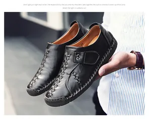 Détails des coutures artisanales sur mocassins en cuir noir pour homme au style décontracté