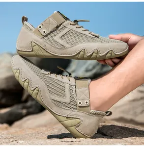 Dettaglio delle scarpe da trekking kaki con rete traspirante e allacciatura rapida