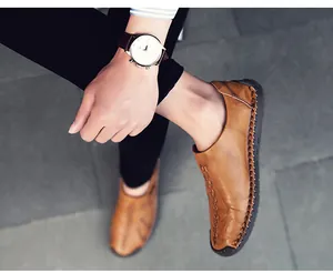 Détail de mocassins en cuir marron avec coutures à la main et semelles en caoutchouc