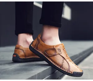 Gros plan de mocassins en cuir marron avec coutures à la main et boucle décorative