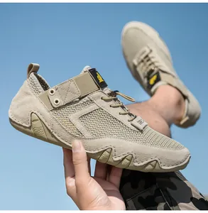 Dettaglio di sneaker in mesh kaki traspirante con suola in gomma per l'uso all'aperto