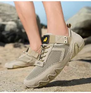 Dettaglio delle sneakers in mesh kaki con inserti in pelle in ambiente naturale