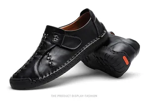 Détail de mocassins en cuir avec coutures blanches, touches orange et semelle gomme