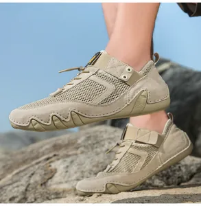Dettaglio macro della tomaia in mesh kaki e lacci rapidi delle scarpe da trekking