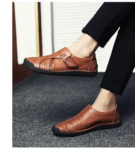 Détail de mocassins en cuir marron avec surpiqûres et boucle sur un mannequin