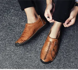 Vue détaillée des mocassins en cuir marron avec coutures à la main et semelles en gomme