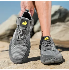 Dettaglio scarpe outdoor grigie con rete traspirante e sistema di allacciatura rapida