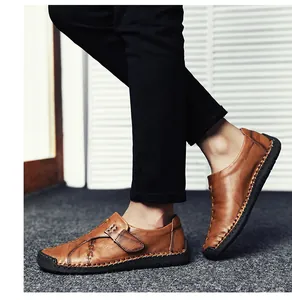 Détail de mocassins homme en cuir marron avec coutures à la main et sangle à velcro