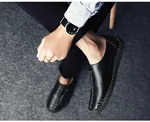 Détail des mocassins en cuir noir montrant les coutures épaisses et la texture premium
