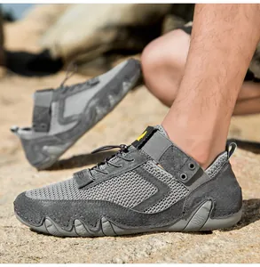 Dettaglio della maglia traspirante e del cinturino delle scarpe outdoor grigio scuro