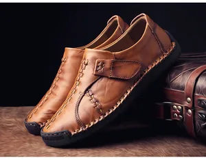 Détails des coutures à la main sur mocassins vintage en cuir marron pour hommes