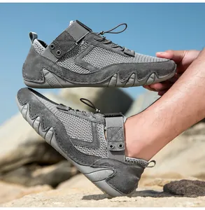 Dettaglio di sneaker outdoor grigie in mesh con tessuto traspirante e suola antiscivolo