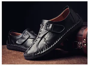 Détail des coutures main et texture cuir noir premium sur mocassins pour hommes