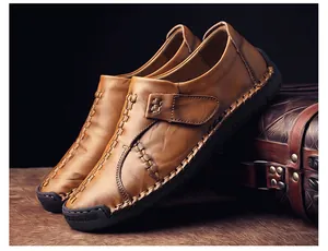 Détail de chaussure en cuir marron avec surpiqûres main et fermeture à scratch