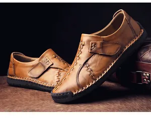 Détail de mocassins en cuir beige avec surpiqûres et semelle en caoutchouc noir