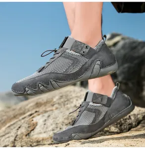 Dettaglio scarpe outdoor grigie con rete traspirante e sistema di allacciatura rapida