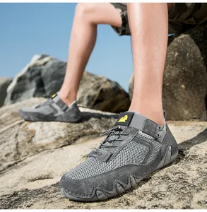 Dettaglio delle scarpe da acqua in rete grigia con sistema di allacciatura rapida e suola in gomma