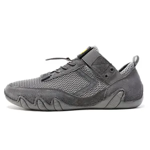 Vista laterale dettagliata di scarpe sportive grigie traspiranti con lacci elastici