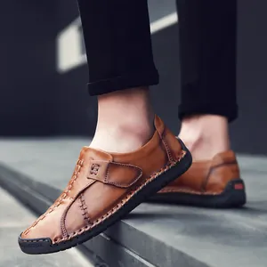 Mocassin pour homme en cuir marron avec détails cousus main et sangle velcro