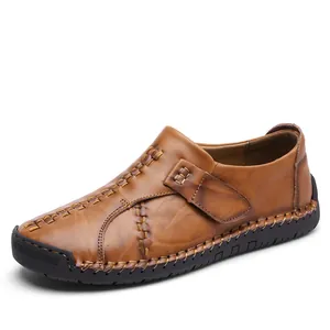 Mocassins classiques en cuir marron pour hommes avec coutures main rétro et semelle en caoutchouc