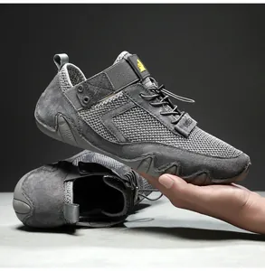 Dettaglio delle sneaker OBECK in pelle grigia e mesh traspirante con lacci elastici