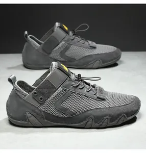 Dettaglio della maglia traspirante e dei pannelli in pelle scamosciata su scarpe da uomo