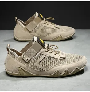 Dettaglio di sneaker in mesh e pelle kaki con sistema di allacciatura rapida e suola in gomma