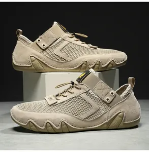Dettaglio di scarpe outdoor in mesh kaki con inserti in pelle scamosciata e lacci rapidi