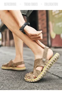 Primer plano de costuras a mano en sandalias de cuero marrón para hombre con diseño calado