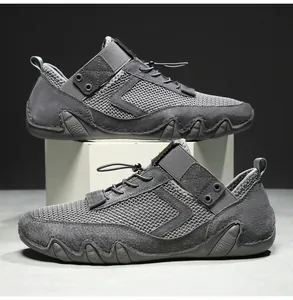 Primo piano di scarpe outdoor grigio scuro con mesh traspirante e texture in camoscio