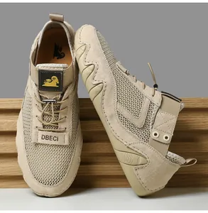 Dettaglio della tomaia in mesh beige traspirante con lacci elastici su sneakers sportive