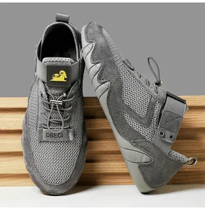 Dettaglio di scarpe sportive grigie in pelle scamosciata e mesh con lacci a coulisse