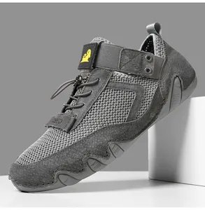 Dettaglio di scarpa casual grigia con mesh traspirante e texture in pelle scamosciata
